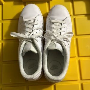 Nike all white tennis shoes